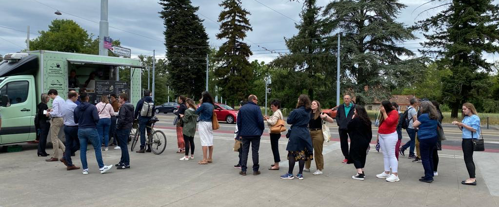 La file d'attente devant le foodtruck Debi's Kitchen à Genève